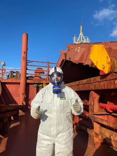 Gemide koruyucu ekipmanlı Port Fumigasyon uzmanı